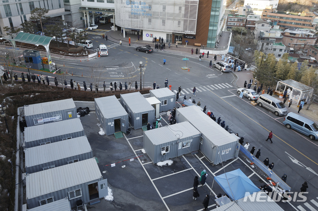 [서울=뉴시스]고승민 기자 = 29일 코로나19 23명 집단감염이 발생한 서울 한양대병원을 찾은 시민들이 선별진료소에서 검사를 기다리고 있다. 2021.01.29. kkssmm99@newsis.com