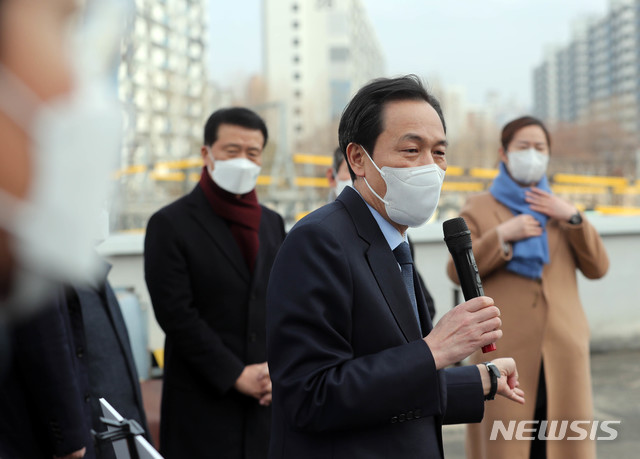 [서울=뉴시스]국회사진기자단 = 서울시장 보궐선거에 출마하는 우상호 더불어민주당 의원이 31일 오후 서울 광운대역에서 지하철 1호선 지하화 및 철길마루 현장 정책을 발표하기 전 현장을 둘러보고 있다.  2021.01.31. photo@newsis.com