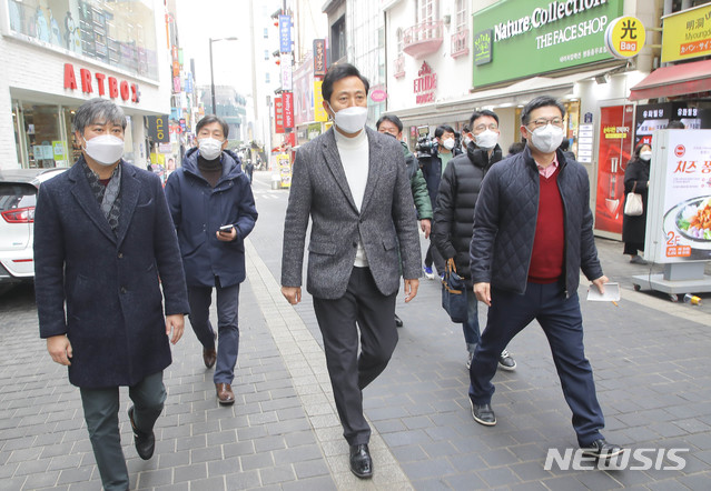 [서울=뉴시스]국회사진기자단 = 국민의 힘 오세훈 서울시장 예비후보는 31일 서울 명동을 찾아 관광업계 종사자들과 간담회를 열고 고충을 들었다. 2021.01.31. photo@newsis.com