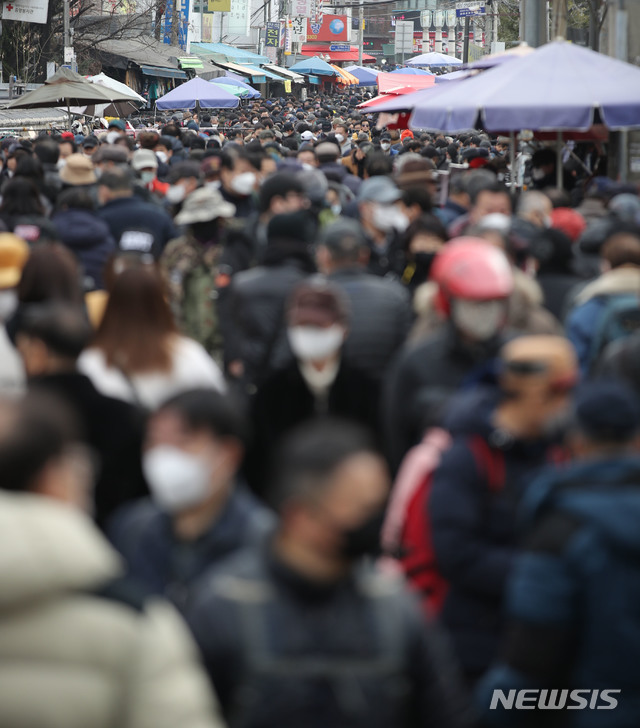 [서울=뉴시스] 박미소 기자 = 정부가 사회적 거리두기 2.5단계를 설 연휴까지 2주 연장하기로 발표한 31일 오후 서울 종로구 동묘 벼룩시장이 시민들로 북적이고 있다. 2021.01.31. misocamera@newsis.com 