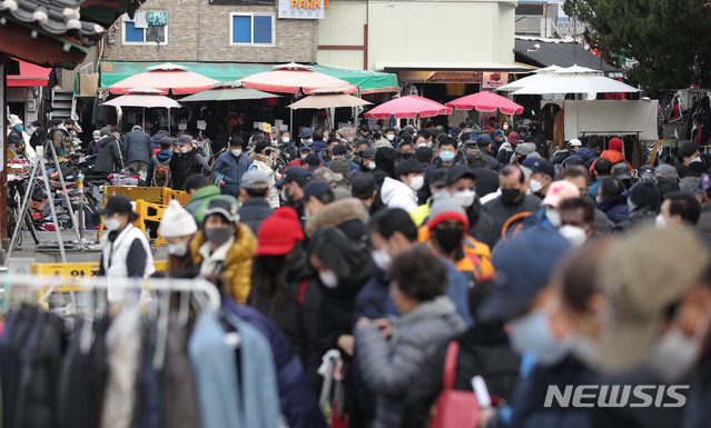 [서울=뉴시스] 박미소 기자 = 정부가 사회적 거리두기 2.5단계를 설 연휴까지 2주 연장하기로 발표한 31일 오후 서울 종로구 동묘 벼룩시장이 시민들로 북적이고 있다. 2021.01.31. misocamera@newsis.com