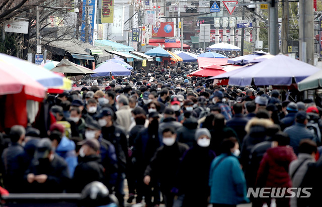 [서울=뉴시스] 박미소 기자 = 정부가 사회적 거리두기 2.5단계를 설 연휴까지 2주 연장하기로 발표한 31일 오후 서울 종로구 동묘 벼룩시장이 시민들로 북적이고 있다. 2021.01.31. misocamera@newsis.com