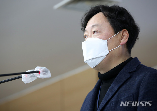 [서울=뉴시스]박주성 기자 = 신희동 산업통상자원부 대변인이 31일 오후 서울 종로구 정부서울청사 브리핑룸에서 '북한 원전 건설 추진' 의혹과 관련된 공식 입장문을 발표하고 있다. 2021.01.31. park7691@newsis.com