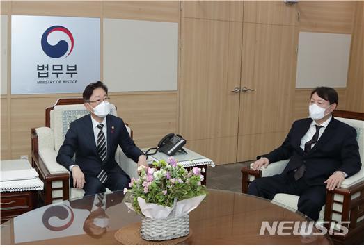 [서울=뉴시스]박범계 법무부장관은 1일 오전 취임 축하 인사를 전하기 위해 방문한 윤석열 검찰총장과 만나 환담을 나눴다. 2021.02.01. (사진=법무부 제공) 