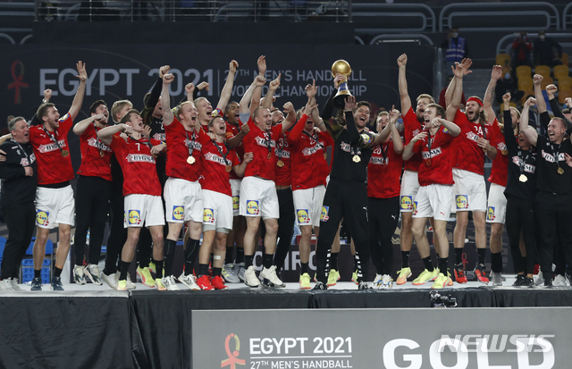 [카이로=AP/뉴시스]덴마크 핸드볼 선수들이 1월 31일(현지시간) 이집트 카이로에서 열린 제27회 세계남자핸드볼선수권대회에서 우승, 시상대에 올라 트로프를 들고 환호하고 있다. 덴마크는 결승전에서 스웨덴을 26-24로 꺾고 우승, 정상에 올라 2연패를 기록했다. 2021.02.01.