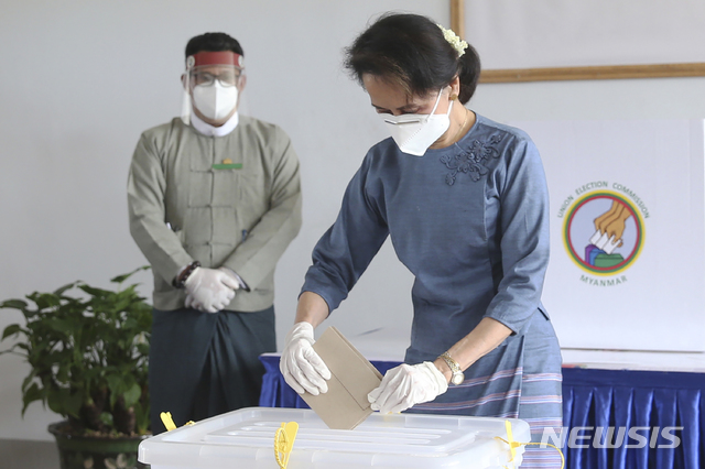  [네피도=AP/뉴시스]미얀마에서 군부 쿠데타가 일어나 아웅산 수치 고문이 군부에 의해 가택 연금됐다고 외신 등이 1일 보도했다. 미얀마 군부는 지난해 11월 열린 총선에 부정 의혹을 제기하면서 이번 쿠데타를 시도한 것으로 전해졌다. 사진은 지난해 10월29일 수치 고문이 네피도 선거위원회 사무실에서 11월 8일 총선 조기 투표를 하는 모습. 2021.02.01. 