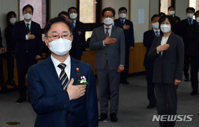 [과천=뉴시스]고승민 기자 = 박범계 신임 법무부 장관이 1일 정부과천청사 법무부에서 열린 취임식에서 국민의례를 하고 있다. (공동취재사진) 2021.02.01. photo@newsis.com