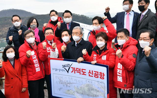 [부산=뉴시스] 하경민 기자 = 김종인 국민의힘 비상대책위원장이 1일 부산시장 보궐선거 예비후보 6명 등과 함께 부산 강서구 가덕도 대항전망대를 방문, 가덕신공항 건설추진 예정지를 둘러본 뒤 기념촬영을 하고 있다. 2021.02.01. yulnetphoto@newsis.com