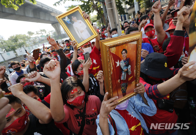 [방콕=AP/뉴시스]태국에 거주하는 미얀마 사람들이 1일 방콕 소재 미얀마 대사관 앞에서 미얀마 지도자 아웅산 수치 국가고문 석방을 요구하며 시위하고 있다. 2021.02.01.
