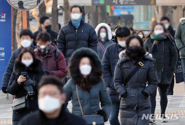 [서울=뉴시스]이윤청 기자 = 지난 3일 오전 서울 시청역 인근에서 시민들이 출근하고 있다. 2021.02.03. radiohead@newsis.com