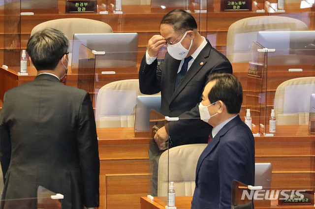 [서울=뉴시스]김진아 기자 = 홍남기 경제부총리 겸 기획재정부 장관이 3일 오전 서울 여의도 국회에서 열린 본회의에서 주호영 국민의힘 원내대표의 교섭단체 대표연설이 끝난 뒤 자리에서 일어나 정세균 국무총리의 퇴장을 기다리고 있다. (공동취재사진) 2021.02.03. photo@newsis.com