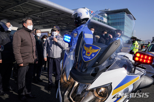 [인천공항=뉴시스]추상철 기자 = 문재인 대통령이 3일 오전 인천국제공항 대한항공 화물터미널에서 열린 코로나19 백신 수송 모의훈련에서 백신 수송 훈련 참가 경찰을 격려하고 있다. 2021.02.03. scchoo@newsis.com