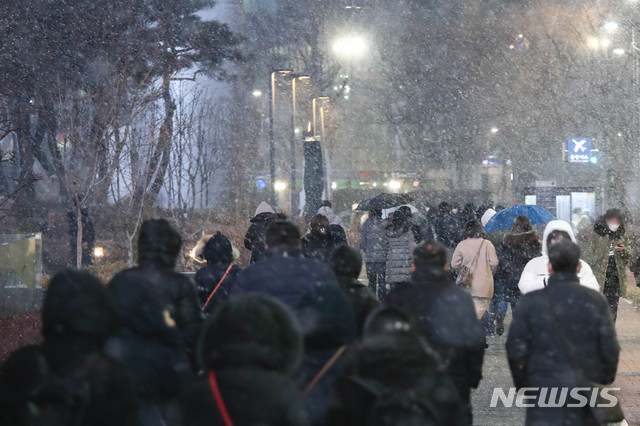 [서울=뉴시스]박민석 기자 = 서울 지역에 대설주의보가 발효된 3일 오후 서울 강남구 삼성역 인근에서 시민들이 걷고 있다. 2021.02.03. mspark@newsis.com