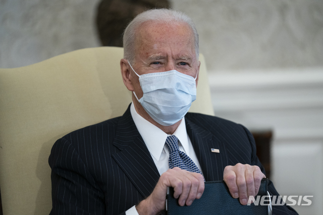 [워싱턴=AP/뉴시스]조 바이든 미국 대통령이 3일(현지시간) 백악관 집무실에서 민주당 의원들과 만나 신종 코로나바이러스 감염증(코로나19) 긴급 지원금에 관해 얘기하고 있다. 2021.02.04.