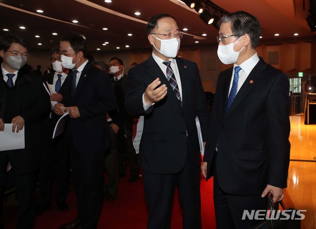 [서울=뉴시스]사진공동취재단 = 홍남기 경제부총리 겸 기획재정부 장관과 변창흠 국토교통부 장관이 4일 오전 서울 종로구 정부서울청사 별관 강당에서 열린 ‘공공주도 3080+ 대도시권 주택공급 획기적 확대방안 브리핑’을 마친 뒤 대화를 나누고 있다. 2021.02.04. photo@newsis.com