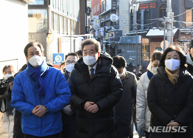 [서울=뉴시스]전진환 기자 = 이낙연 더불어민주당 대표가 서울시장 예비후보인 박영선, 우상호 후보와 4일 코로나19 피해 맞춤 지원을 위한 현장 감담회가 열린 서울 용산구 이태원에서 주변 상가를 둘러보고 있다. (공동취재사진) 2021.02.04. photo@newsis.com