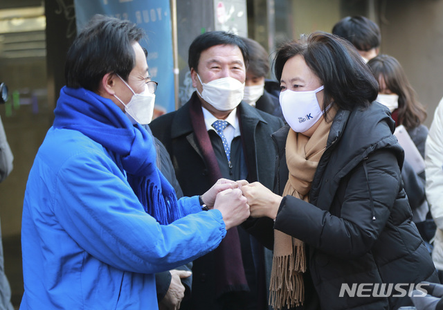 [서울=뉴시스]최동준 기자 = 서울시장 예비후보인 우상호 의원과 박영선 전 중소벤처기업부 장관이 4일 오전 서울 용산구 이태원에서 열린 코로나19 피해 맞춤 지원을 위한 현장간담회를 앞두고 주먹인사를 하고 있다. (공동취재사진) 2021.02.04. photo@newsis.com