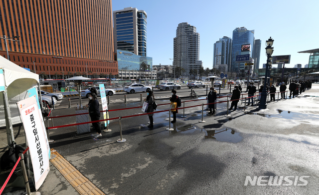 [서울=뉴시스]이윤청 기자 = 451명의 신규 코로나 확진자가 발생한 지난 4일 서울역 광장에 설치된 중구 임시 선별검사소에서 시민들이 검사를 받기 위해 대기하고 있다. 2021.02.04. radiohead@newsis.com