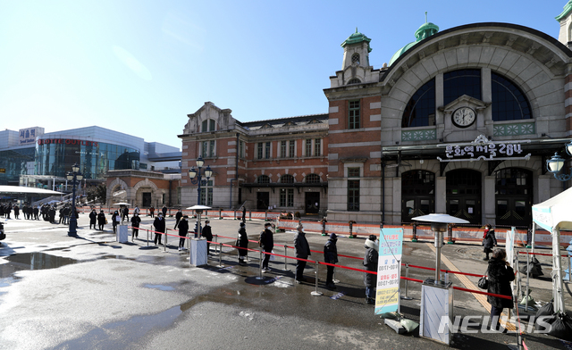 [서울=뉴시스]이윤청 기자 = 451명의 신규 코로나 확진자가 발생한 4일 서울역 광장에 설치된 중구 임시 선별검사소에서 시민들이 검사를 받기 위해 대기하고 있다. 2021.02.04. radiohead@newsis.com