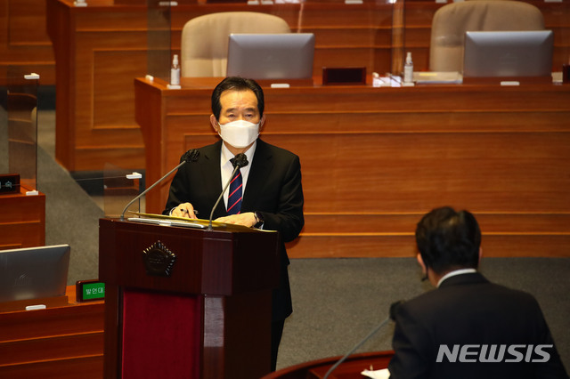 [서울=뉴시스]전진환 기자 = 정세균 국무총리가 4일 국회 본회의 정치·외교·통일·안보 분야 대정부 질문에서 국민의힘 권성동 의원의 질문에 답변하고 있다. (공동취재사진) 2021.02.04. photo@newsis.com