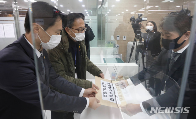 [서울=뉴시스]박민석 기자 = 국회 법제사법위원회 더불어민주당 박주민 의원과 이탄희 의원이 4일 오후 서울 종로구 헌법재판소 민원실에서 임성근 판사 탄핵소추 의결서 정본을 제출하고 있다. (공동취재사진) 2021.02.04. photo@newsis.com