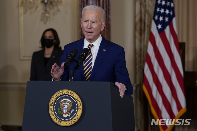 [워싱턴=AP/뉴시스]조 바이든 미국 대통령이 4일(현지시간) 미 국무부 청사를 찾아 연설하고 있다. 뒤에 보이는 인물은 카멀라 해리스 부통령. 2021.02.05. 