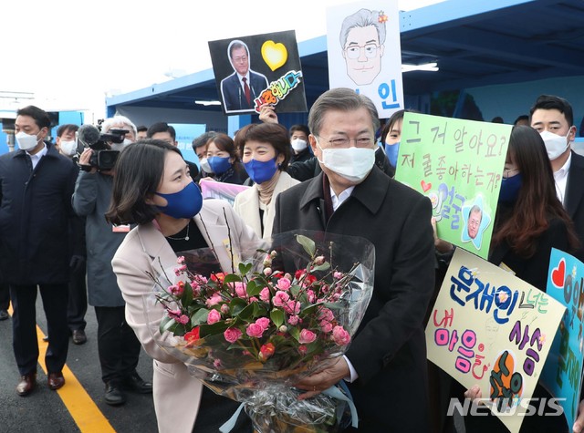 [신안=뉴시스]박영태 기자 = 문재인 대통령이 5일 오후 설 연휴 임시개통 예정인 전남 신안군 임자2대교에서 열린 세계 최대 해상풍력단지 48조원 투자협약식을 마친 뒤 전남도청 직원으로부터 꽃다발을 받고 있다. 2021.02.05. since1999@newsis.com