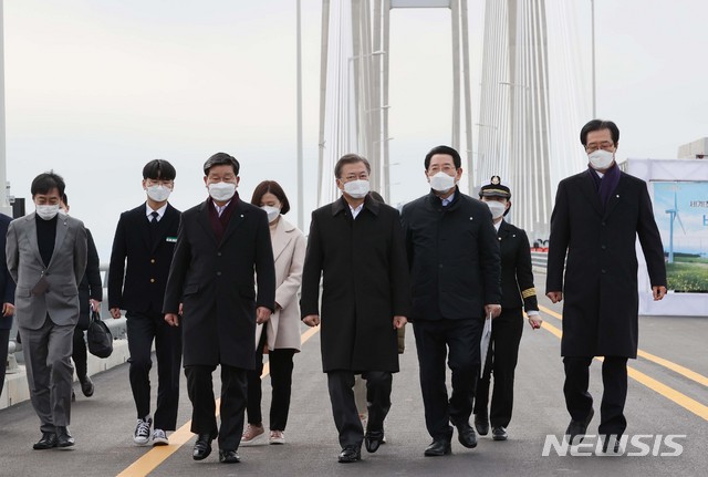 [신안=뉴시스]박영태 기자 = 문재인 대통령이 5일 오후 설 연휴 임시개통 예정인 전남 신안군 임자2대교에서 열린 세계 최대 해상풍력단지 48조원 투자협약식 체결 후 대교를 시찰하고 있다. 2021.02.05. since1999@newsis.com