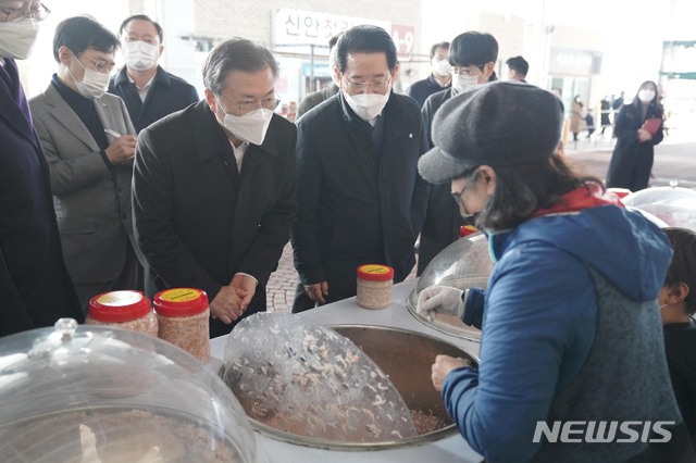 [신안=뉴시스]박영태 기자 = 문재인 대통령이 5일 오후 설 연휴 임시개통 예정인 전남 신안군 임자2대교에서 열린 세계 최대 해상풍력단지 48조원 투자협약식 체결 후 신안젓갈타운을 방문해 새우젓을 구매하고 있다. 2021.02.05. since1999@newsis.com