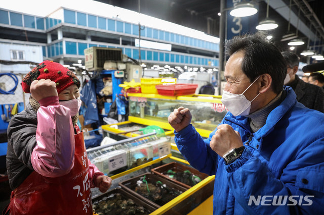 [자료사진][서울=뉴시스]조수정 기자 = 우상호 더불어민주당 서울시장 예비후보가 6일 오전 서울 가락농수산물종합시장을 찾아 상인들의 응원을 받고 있다. (사진=우상호 의원실 제공) 2021.02.06. photo@newsis.com 재판매 및 DB 금지