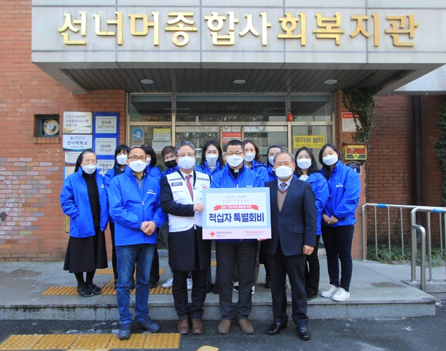 [전주=뉴시스]윤난슬 기자 = 대한적십자사 전북지사는 전주상공회의소에서 설 명절을 맞아 기탁한 온누리상품권을 도내 복지시설 5곳에 전달했다고 8일 밝혔다.(사진=대한적십자사 전북지사 제공) 재판매 및 DB 금지