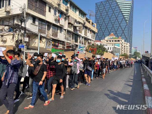 [양곤=AP/뉴시스]8일 미얀마 양곤에서 군부 쿠데타에 항의하는 시위대가 저항의 상징인 세 손가락 경례를 하며 행진하고 있다. 2021.02.08. 