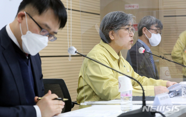 [청주=뉴시스]강종민 기자 = 정은경 질병관리청장과 남재환 가톨릭대 의생명과학과 교수(왼쪽), 최원석 안산병원 감염내과 교수가 8일 오후 충북 청주 질병청에서 열린 신종 코로나바이러스 감염증 특집 브리핑에서 코로나19 백신 예방접종에 대한 국민들의 질문에 답변하고 있다. 2021.02.08. ppkjm@newsis.com