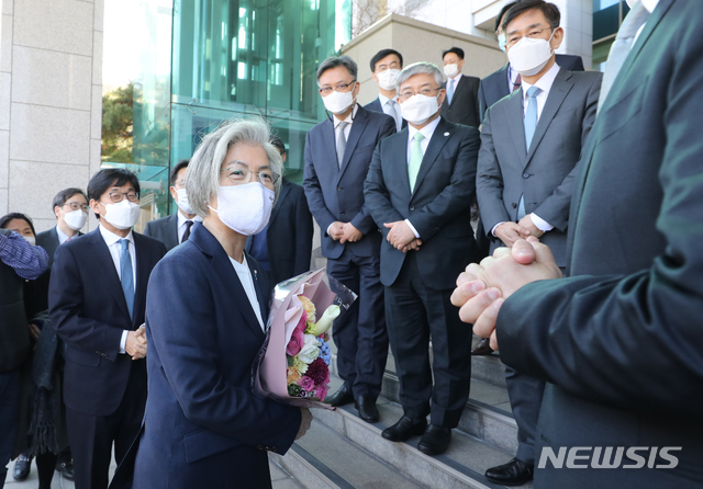 [서울=뉴시스]김명원 기자 = 문재인 정부 최장수 장관인 강경화 외교부 장관이 8일 서울 종로구 외교부에서 직원들과 퇴임 기념촬영을 마친후 인사하고 있다. 2021.02.08. kmx1105@newsis.com 