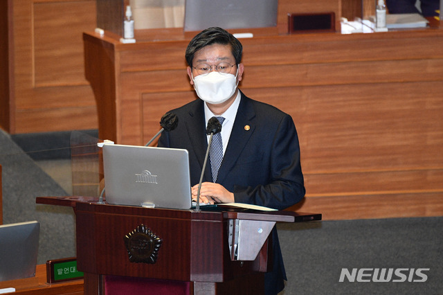 [서울=뉴시스]전진환 기자 = 전해철 행정안전부 장관이 8일 오후 서울 여의도 국회에서 열린 교육·사회·문화에 관한 대정부질문에 출석해 이광재 더불어민주당 의원의 질의에 답변하고 있다. (공동취재사진) 2021.02.08. photo@newsis.com