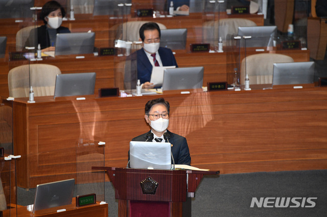 [서울=뉴시스]최동준 기자 = 박범계 법무부 장관이 8일 서울 여의도 국회에서 열린 교육·사회·문화에 관한 대정부 질문에 출석해 정춘숙 더불어민주당 의원의 질의에 답변하고 있다. (공동취재사진) 2021.02.08. photo@newsis.com