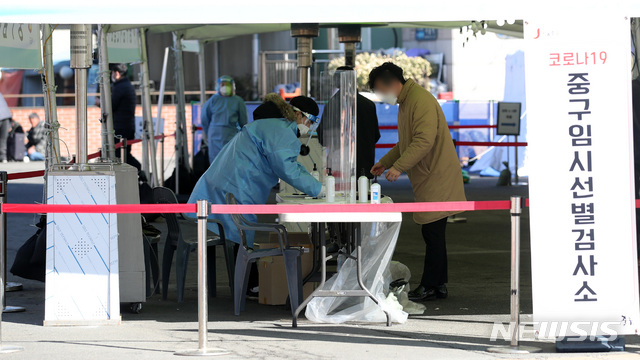 [서울=뉴시스]김선웅 기자 = 0시 기준 303명의 신규 코로나19 확진자가 발생한 9일 서울역 광장에 설치된 중구 임시 선별검사소가 한산한 모습이다. 2021.02.09. mangusta@newsis.com