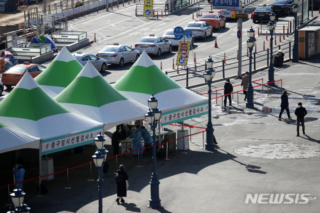 [서울=뉴시스]김선웅 기자 = 0시 기준 303명의 신규 코로나19 확진자가 발생한 9일 서울역 광장에 설치된 중구 임시 선별검사소가 한산한 모습이다. 2021.02.09. mangusta@newsis.com