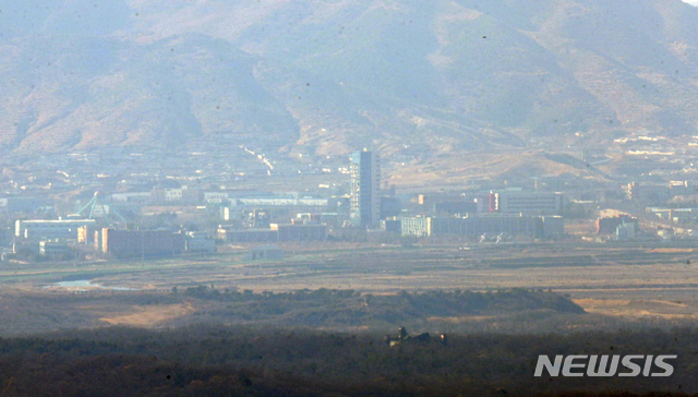 [파주=뉴시스]이윤청 기자 = 개성공단 가동 중단 5년째인 9일 경기 파주시 접경지역에서 바라본 북한 개성공단 일대가 적막하다. 2021.02.09. radiohead@newsis.com