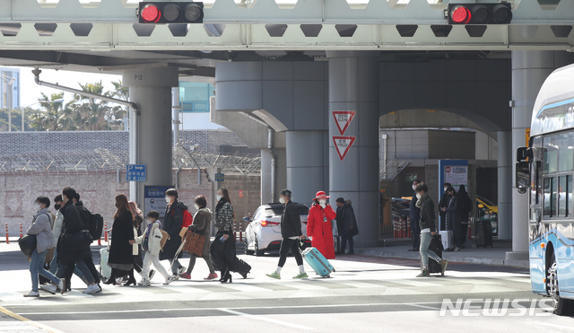 [제주=뉴시스]우장호 기자 = 설 명절 연휴를 이틀 앞둔 9일 오후 제주국제공항 1층 도착장이 관광객들의 발길로 붐비고 있다. 제주관광협회에 따르면 오는 10~14일 설 연휴 기간 제주 방문객은 하루 평균 2만8600명, 5일간 총 14만3000명에 이를 것으로 예측됐다. 2021.02.09. woo1223@newsis.com