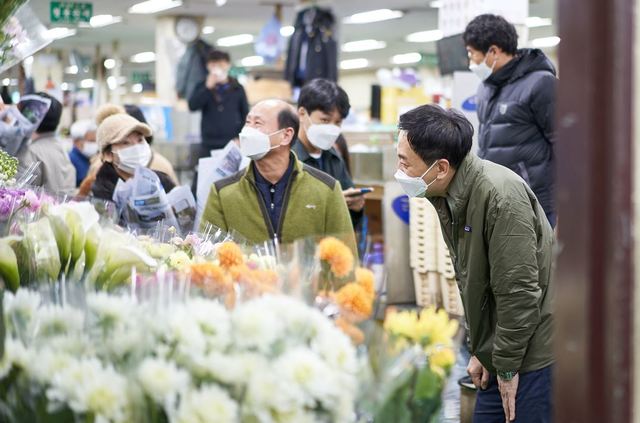 [서울=뉴시스]서울시장 보궐선거 예비후보인 무소속 금태섭 전 의원이 10일 서울 동작구 경부선 꽃시장에 상인들과 대화를 나누고 있다. 2021.02.10. ksj87@newsis.com (사진=금태섭 캠프 제공) *재판매 및 DB 금지