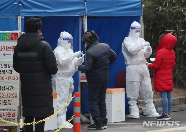 [부천=뉴시스]고승민 기자 = 부천시 소재 종교단체인 승리제단과 오정동 학원 등에서 코로나19 확진자 53명이 발생한 이튿날인 10일 부천 소사보건소 선별진료소를 찾은 시민들이 검사를 받고 있다. 2021.02.10. kkssmm99@newsis.com