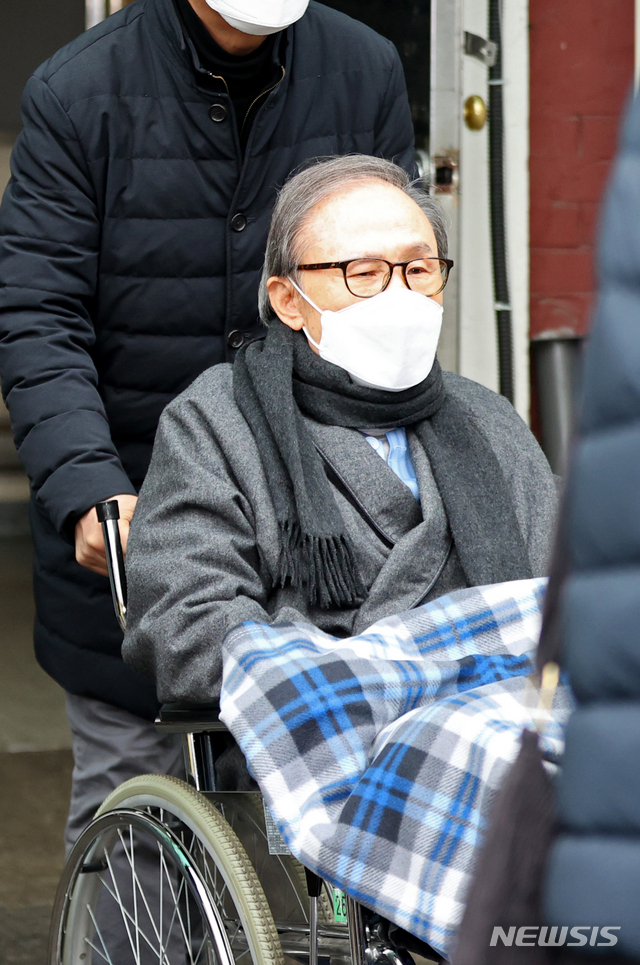 [서울=뉴시스]김선웅 기자 =  이명박 전 대통령. (공동취재사진) 2021.02.10. photo@newsis.com