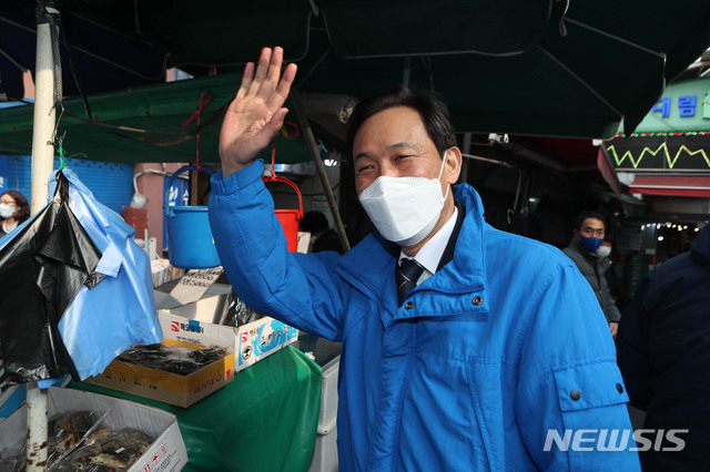 [서울=뉴시스]국회사진기자단 = 서울시장 보궐선거에 출마한 더불어민주당 우상호 예비후보가 설 연휴를 하루 앞둔 10일 오후 서울 은평구 대림시장 방문해 인사하고 있다. 2021.02.10. photo@newsis.com