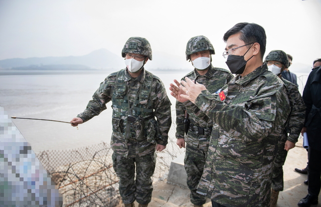 [서울=뉴시스] 국방부장관 해병 2사단 현장방문. 2021.02.11. (사진=국방부 제공) *재판매 및 DB 금지