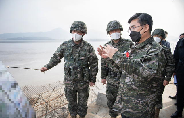 [서울=뉴시스]조수정 기자 = 서욱 국방부장관이 설을 하루 앞둔 11일 오후 강화도 해병 2사단 해안경계소초를 찾아 작전 현황을 보고받고 경계력 보강 결과를 점검하고 있다. (사진=국방부 제공) 2021.02.12. photo@newsis.com *재판매 및 DB 금지