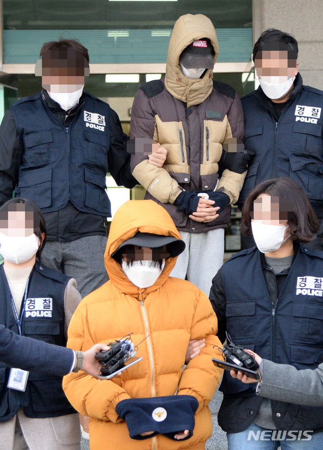 [전주=뉴시스] 김얼 기자 = 12일 전북 전주시 전주덕진경찰서에서 생후 2주 된 영아를 숨지게 한 혐의로 경찰 수사를 받던 20대 부부가 구속 전 피의자 심문(영장실질심사)을 받기 위해 경찰서를 빠져나오고 있다. 2021.02.12.pmkeul@newsis.com