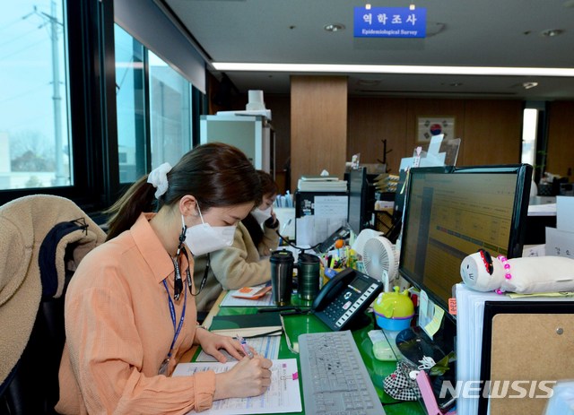 [광주=뉴시스] 변재훈 기자 = 설 명절 당일인 12일 오전 광주 서구보건소에서 역학조사팀 이유진 주무관이 업무에 매진하고 있다. 2021.02.12. wisdom21@newsis.com