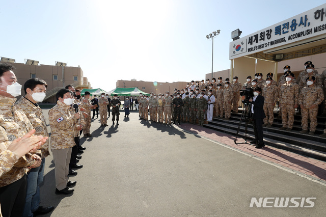 [아부다비=뉴시스]박병석 국회의장이 12일 UAE 아크부대를 찾아 부대원들을 격려했다.(사진=국회의장실 제공)
