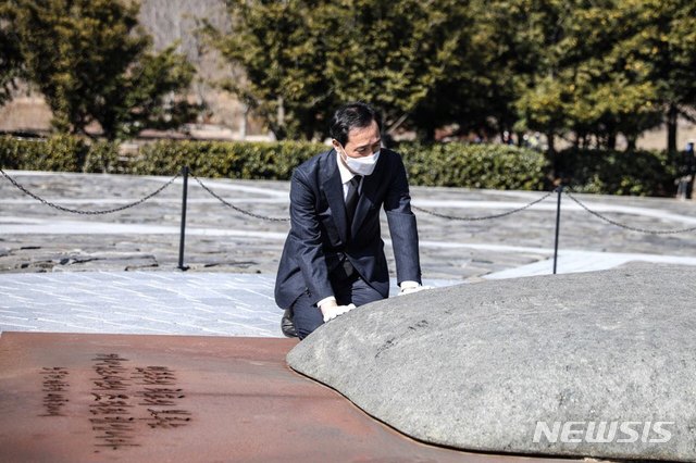 [서울=뉴시스]노무현 대통령 묘역 참배하는 우상호 더불어민주당 의원 (제공=우상호 캠프)